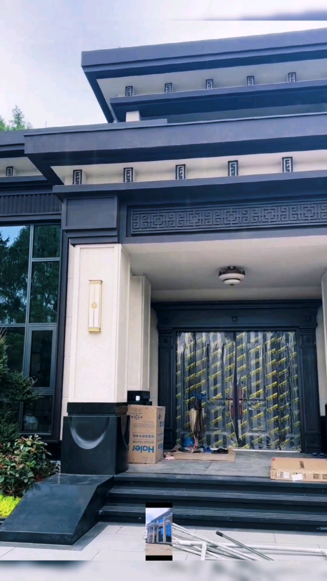 花30万装新中式别墅大门,邻居看完:这气派,再也不羡慕城里人