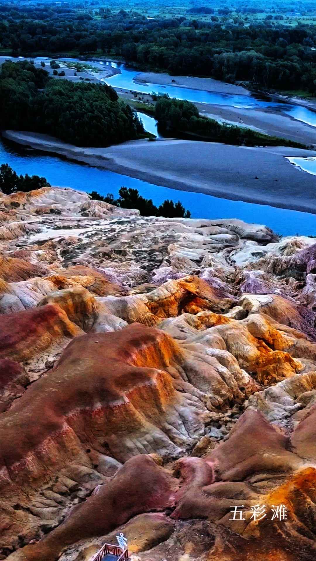 五彩滩:雅丹奇观下的梦幻日落