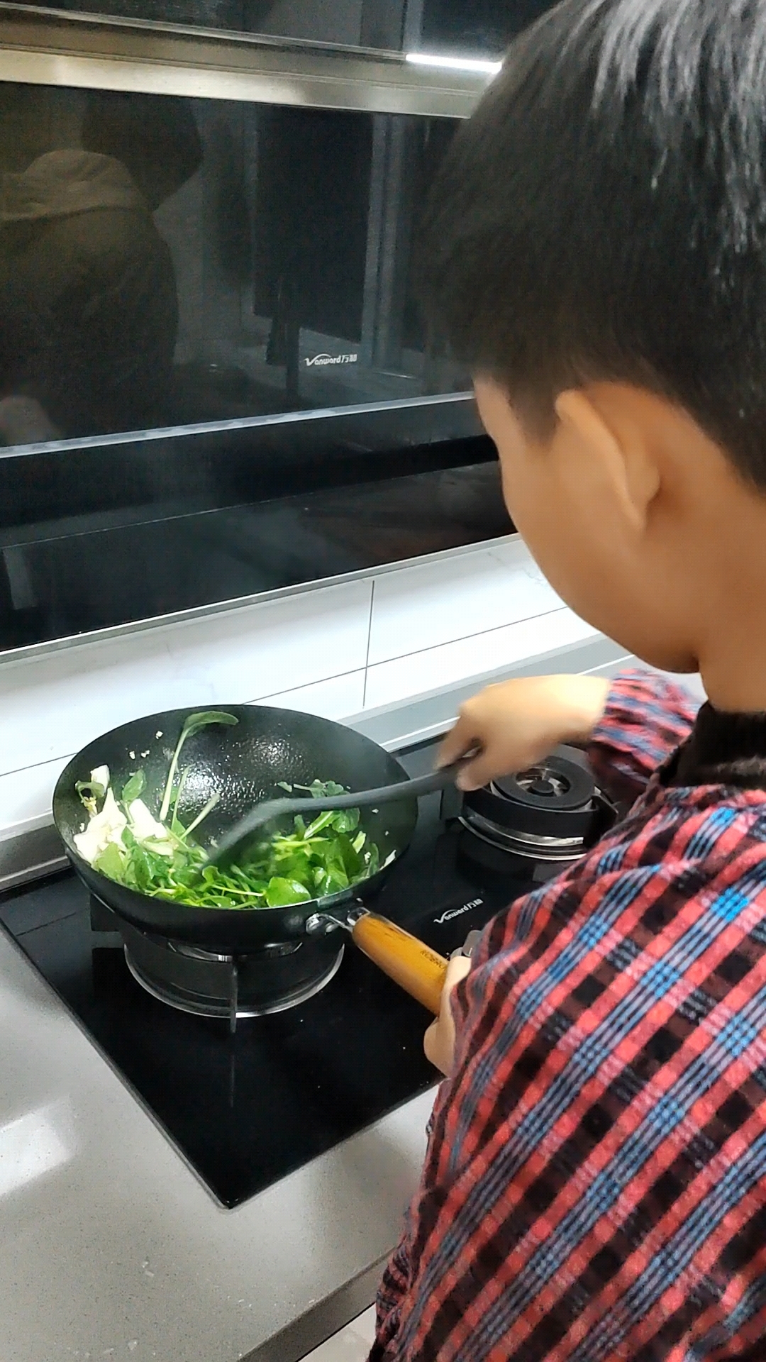 学生第一次下厨单独作业炒菜