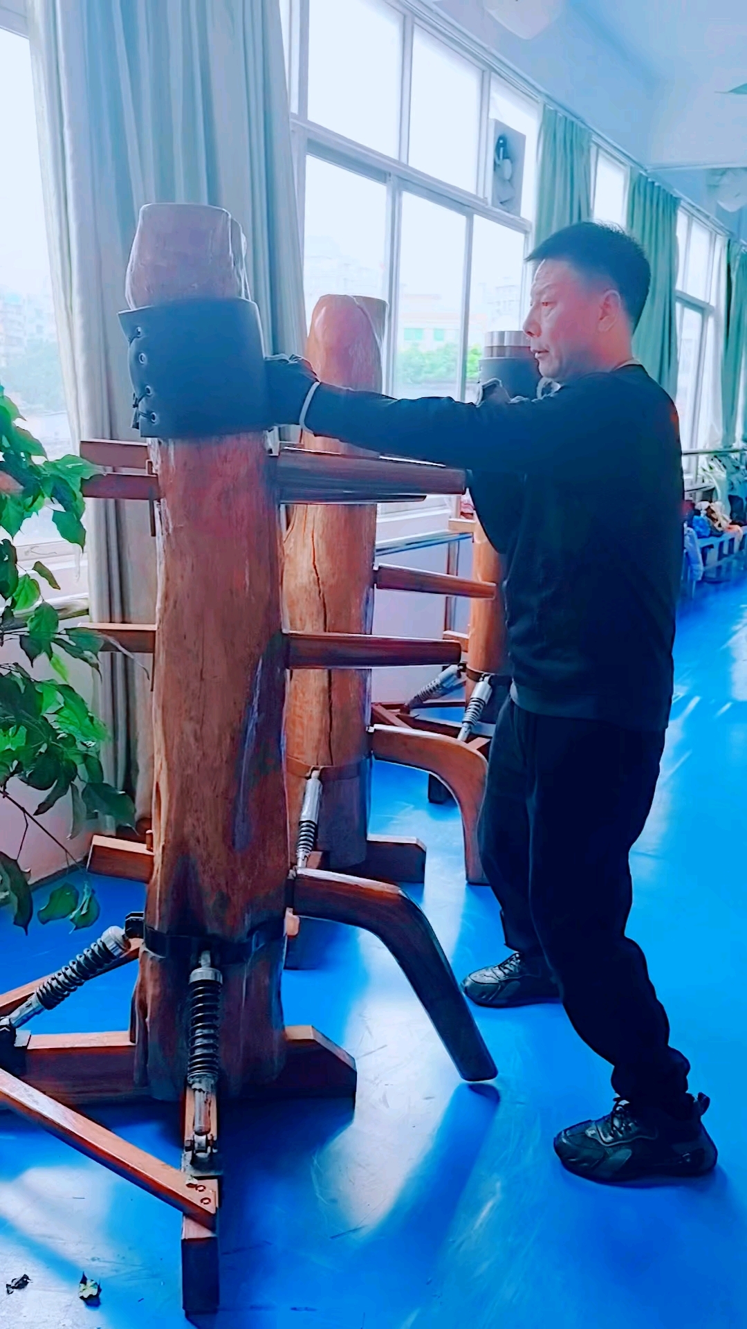 咏春功力击打木人桩,武者王宏心江门功夫,赟森武学