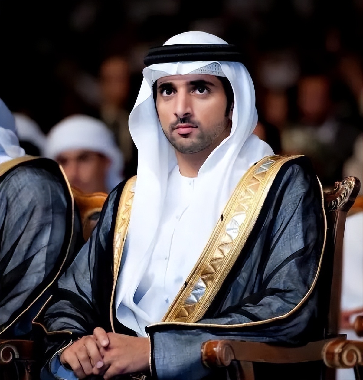 2015年,迪拜王室嫡长子猝死,哈曼丹扛起哥哥遗体下葬,哭红了眼