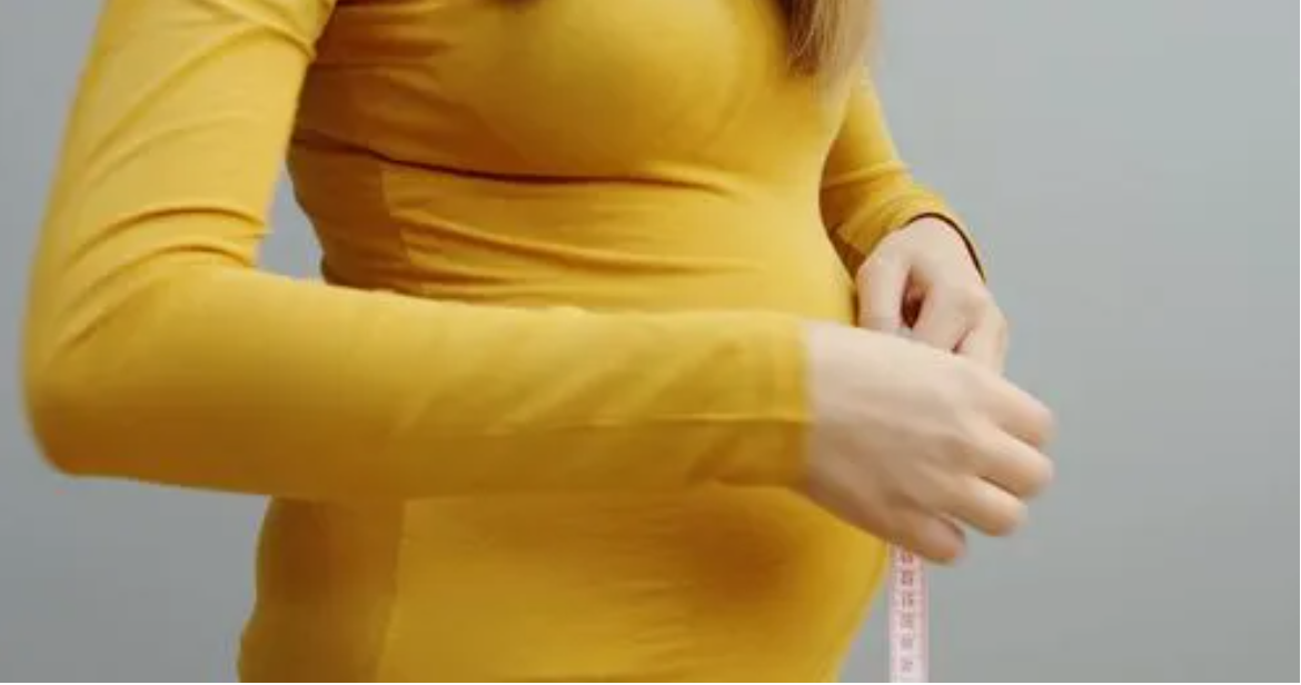 国外孕妈晒自己孕期记录:巨大孕肚成焦点,比足月肚子还大