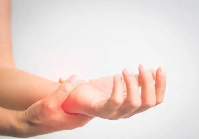 每天早起醒来,总是两手发胀,手指无法握紧,是什么原因?