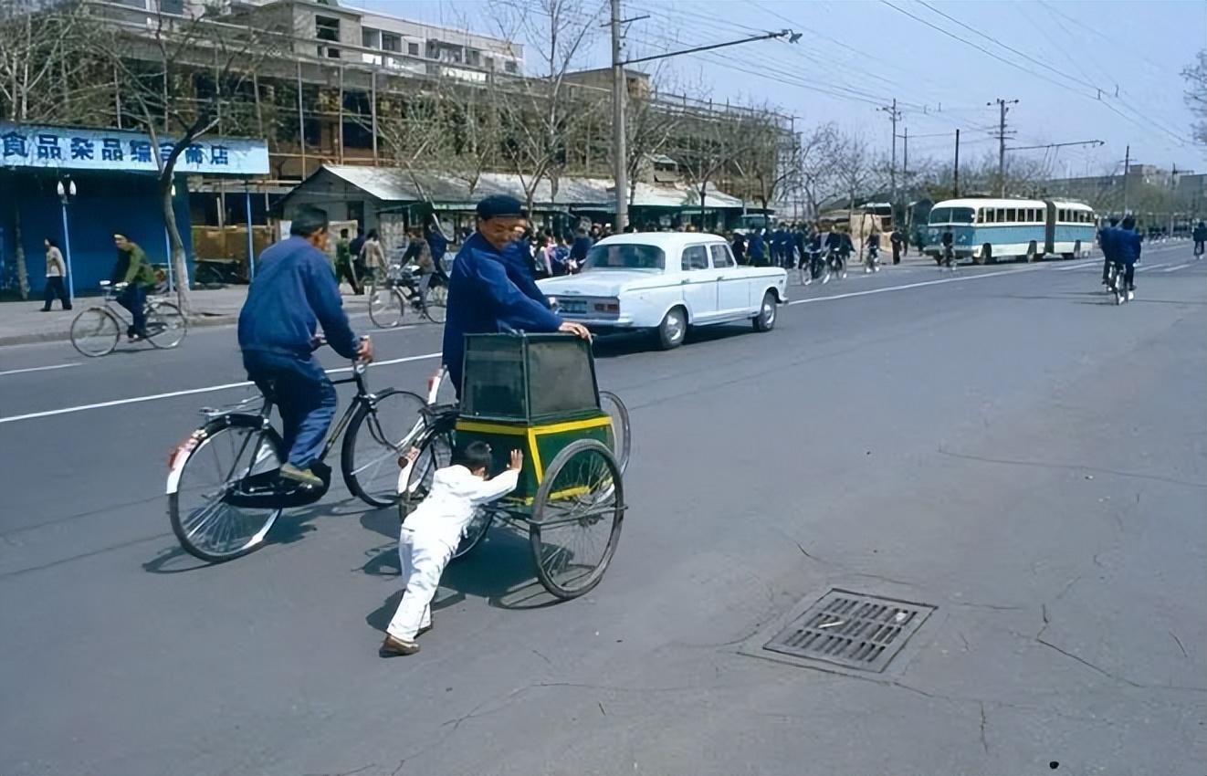 80年代的北京老照片:迷人的街景和日常生活