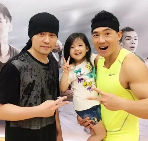 "猛男收割机"小泡芙:被周杰伦抱大,陈小春霍思燕抢定儿媳妇