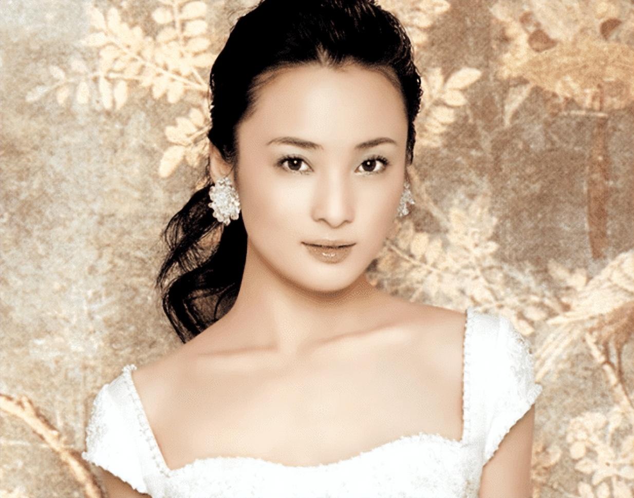 文学历史系毕业的丁佳卉对骑马射箭情有独钟,在出演