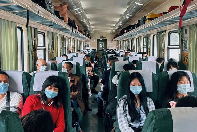 我国的绿皮火车,为啥受乘客"嫌弃"?乘务员说出实话,真相了