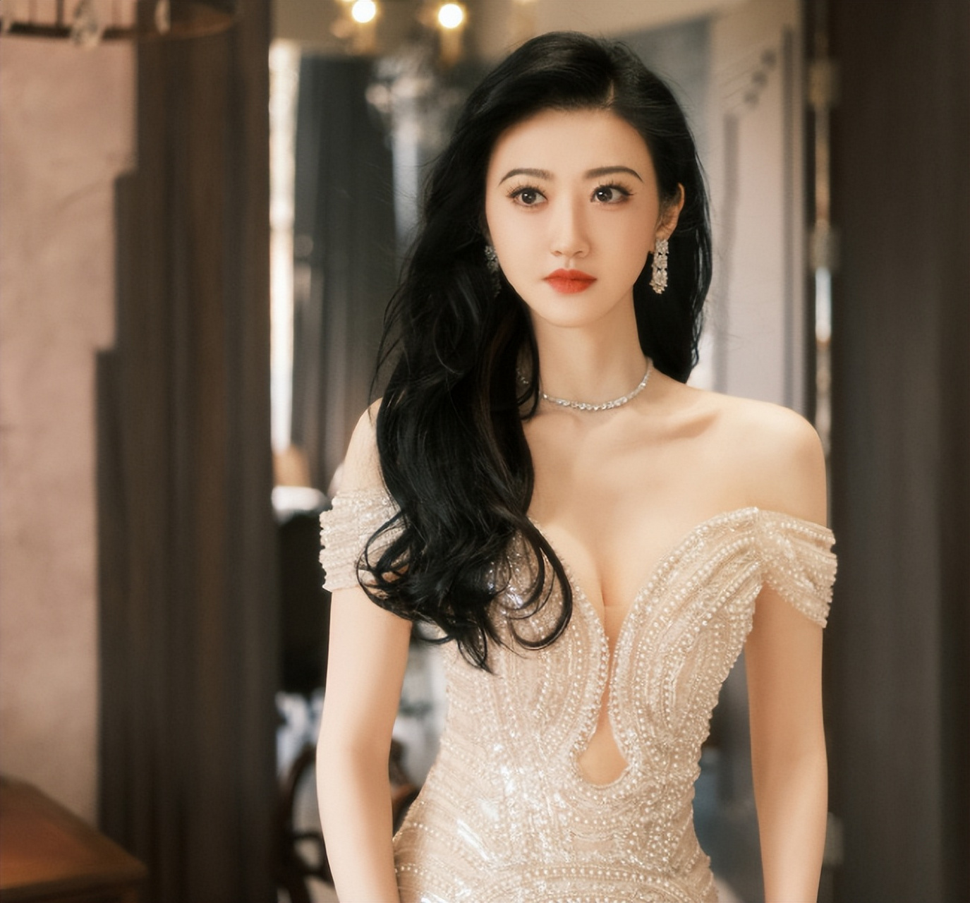 景甜在红毯造型上总是让人眼前一亮,气质出众.