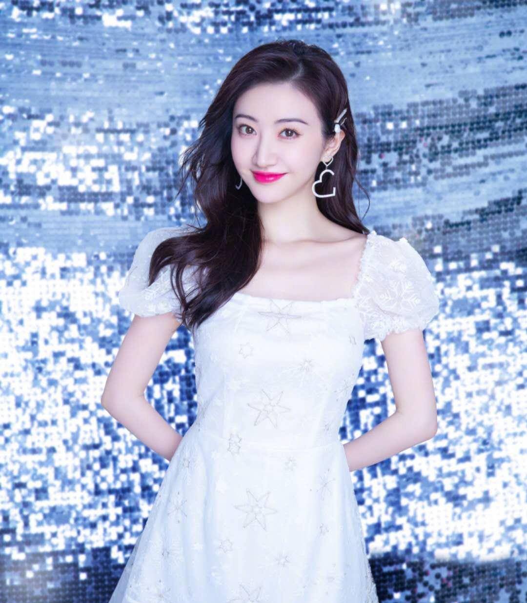 景甜到底是"盛世美颜",飘纱设计肩带连衣裙优雅温柔,高级洋气