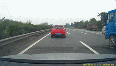 热点|揪心！广西一妈妈倒车时不慎撞死自己的孩子，车尾贴着“实习”标志