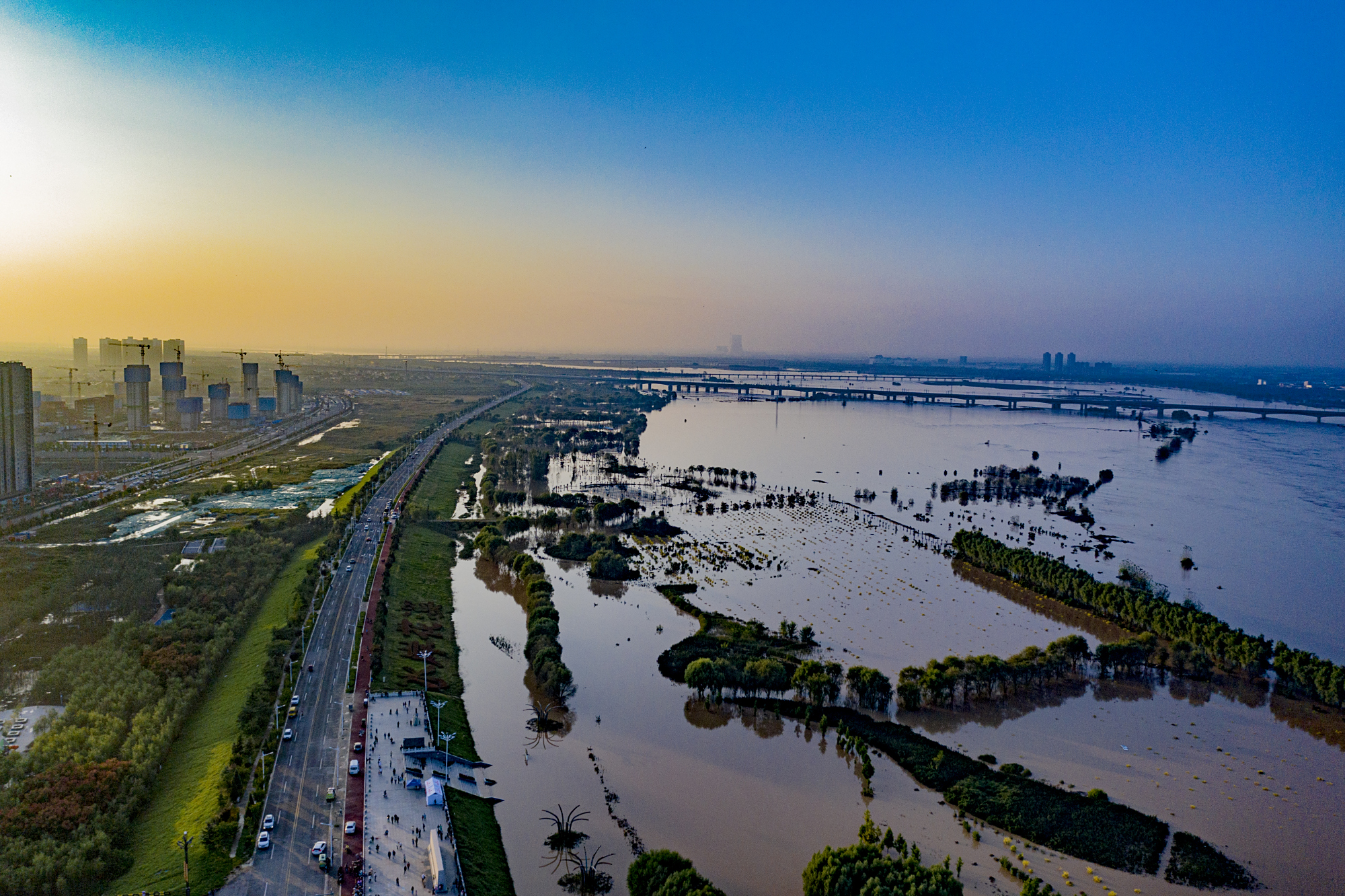 航拍渭河涨水漫滩(高清组图)