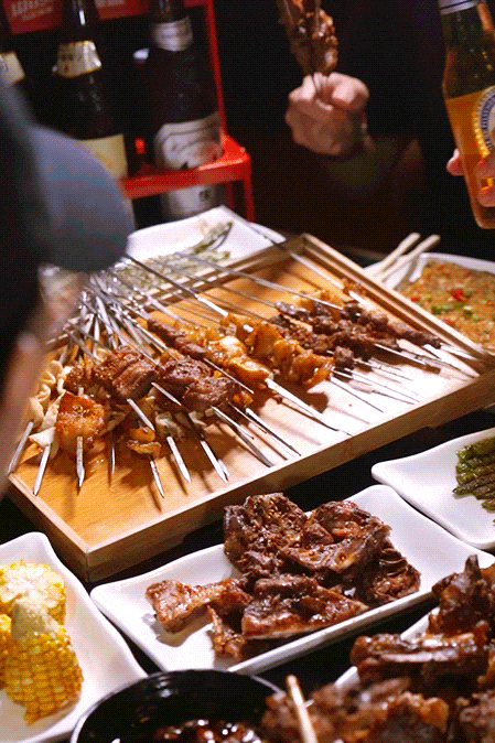 夏天吃烧烤就是以热制热,这里说的不是温度,是氛围.