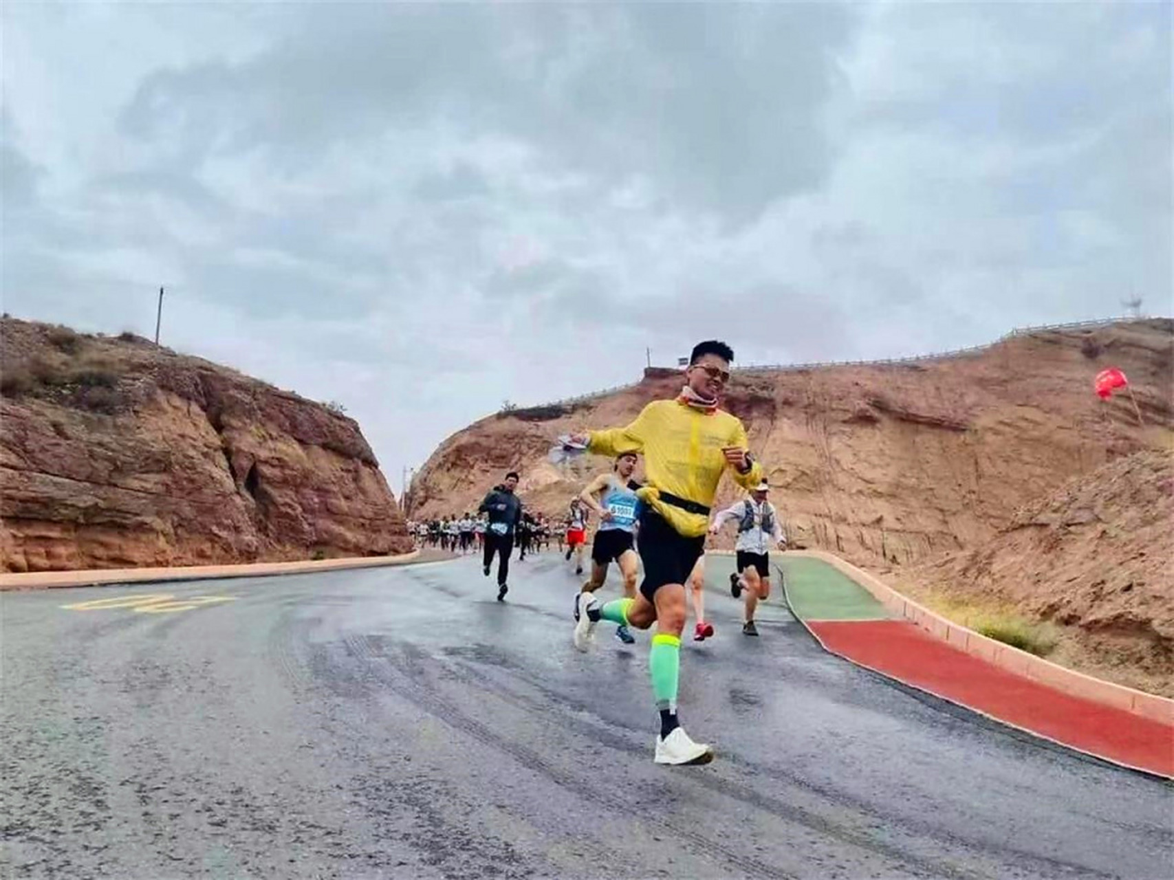 2年前的"甘肃白银马拉松百公里越野赛重大事故"造成21人死亡8人受伤
