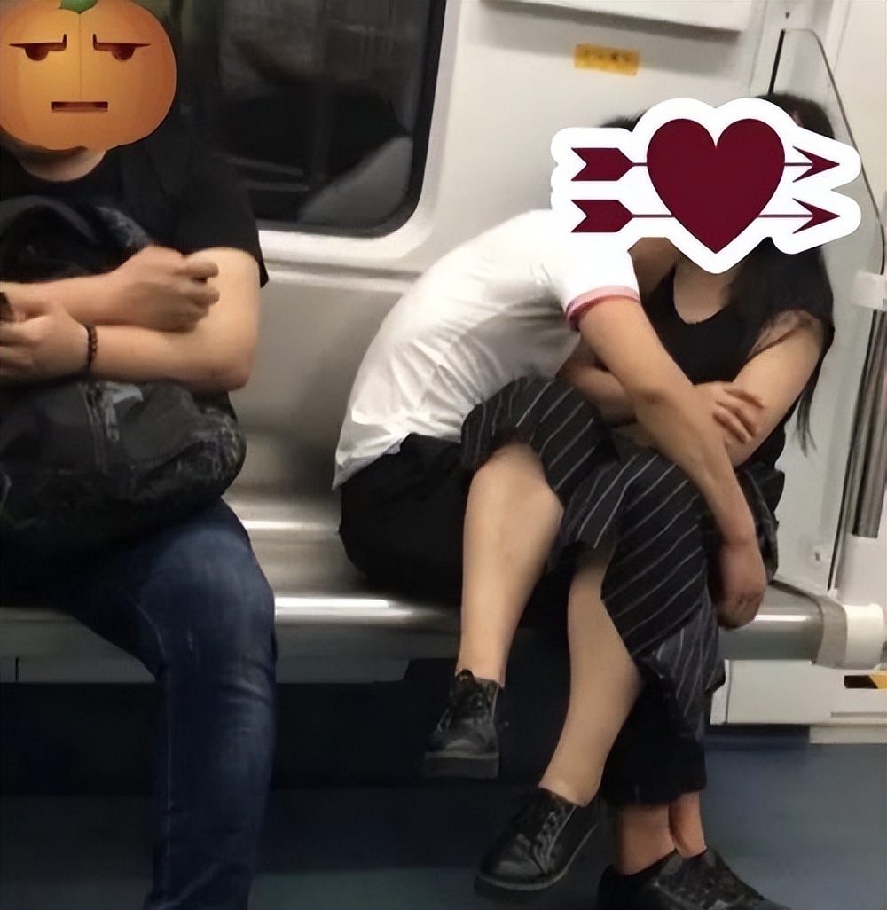 上海地铁一对情侣不雅行为曝光!网友:这是公共车厢,不是你家!