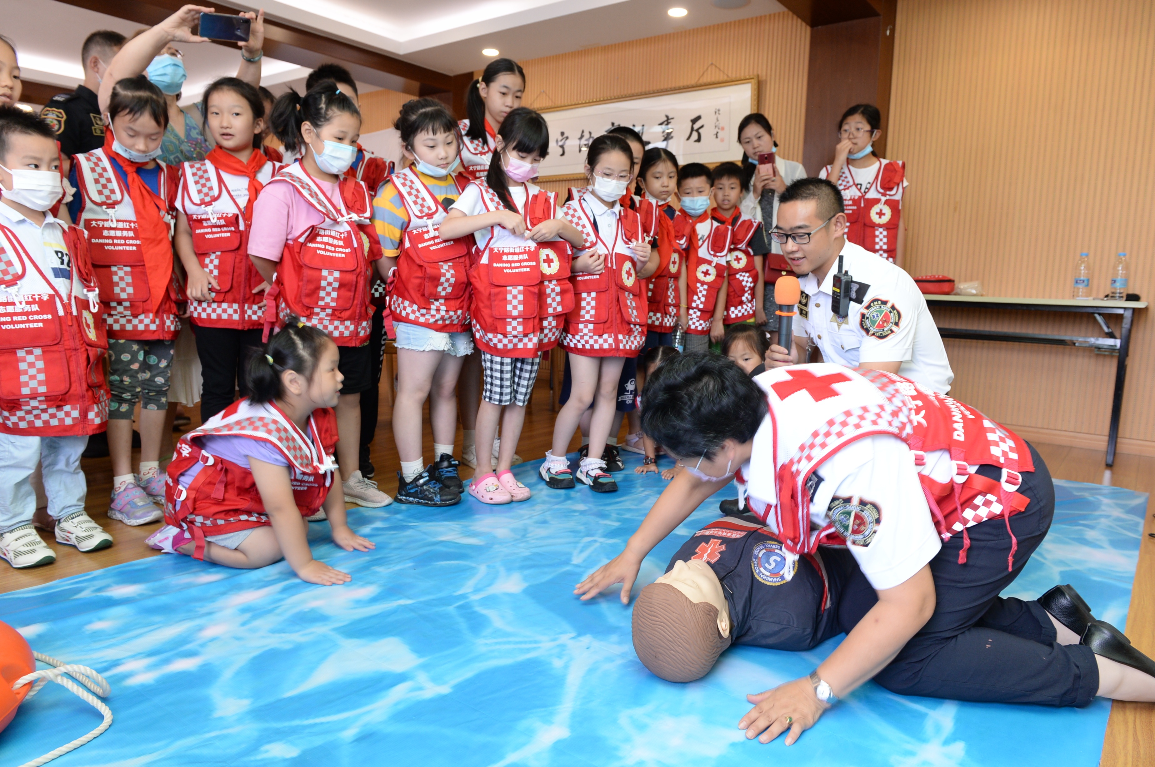 "小小救护员"职业体验 实现"急救小超人"梦想