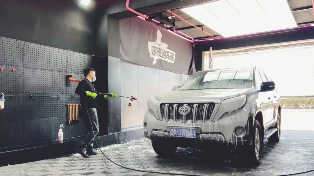 两个90后车迷开深夜洗车房,年营收几千万