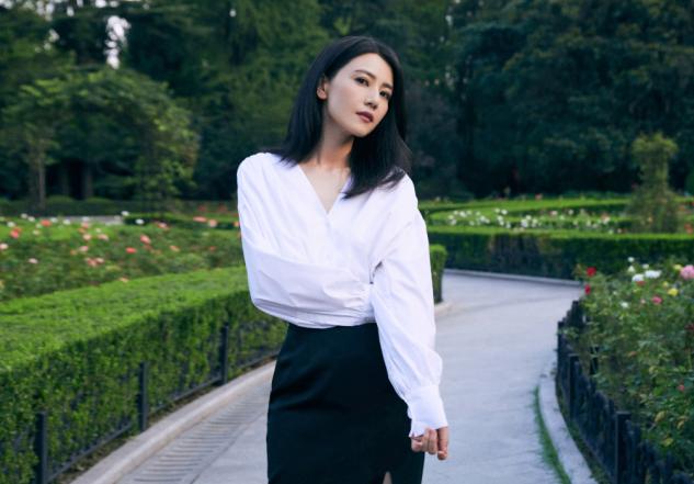 高圆圆新发型太美了!穿碎花长裙优雅知性,40岁越来越有贵妇范