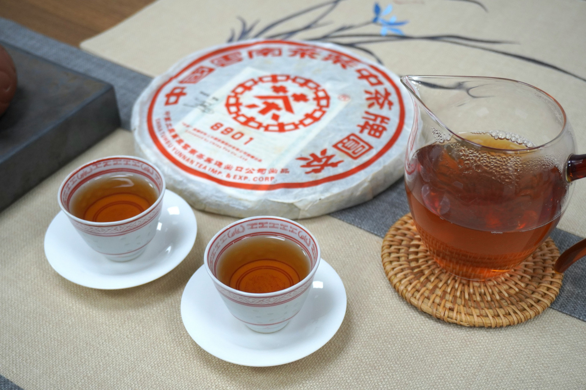 06年中茶红印8901铁饼,热门烟香标杆茶