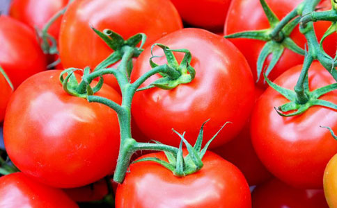 腿上长了好多红色鸡皮疙瘩(腿上有红色的鸡皮疙瘩是怎么回事)