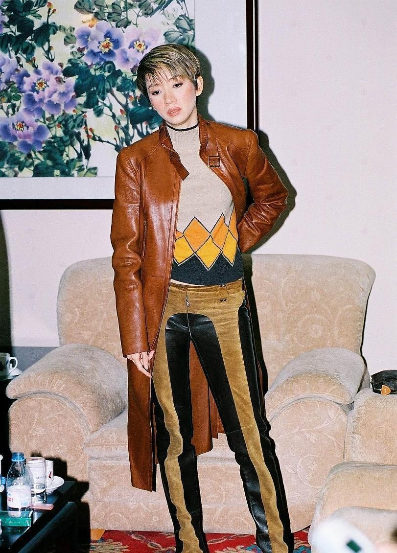 梅艳芳的美太有张力,穿的衣服现在看也不过时,大胆时髦还有魅力