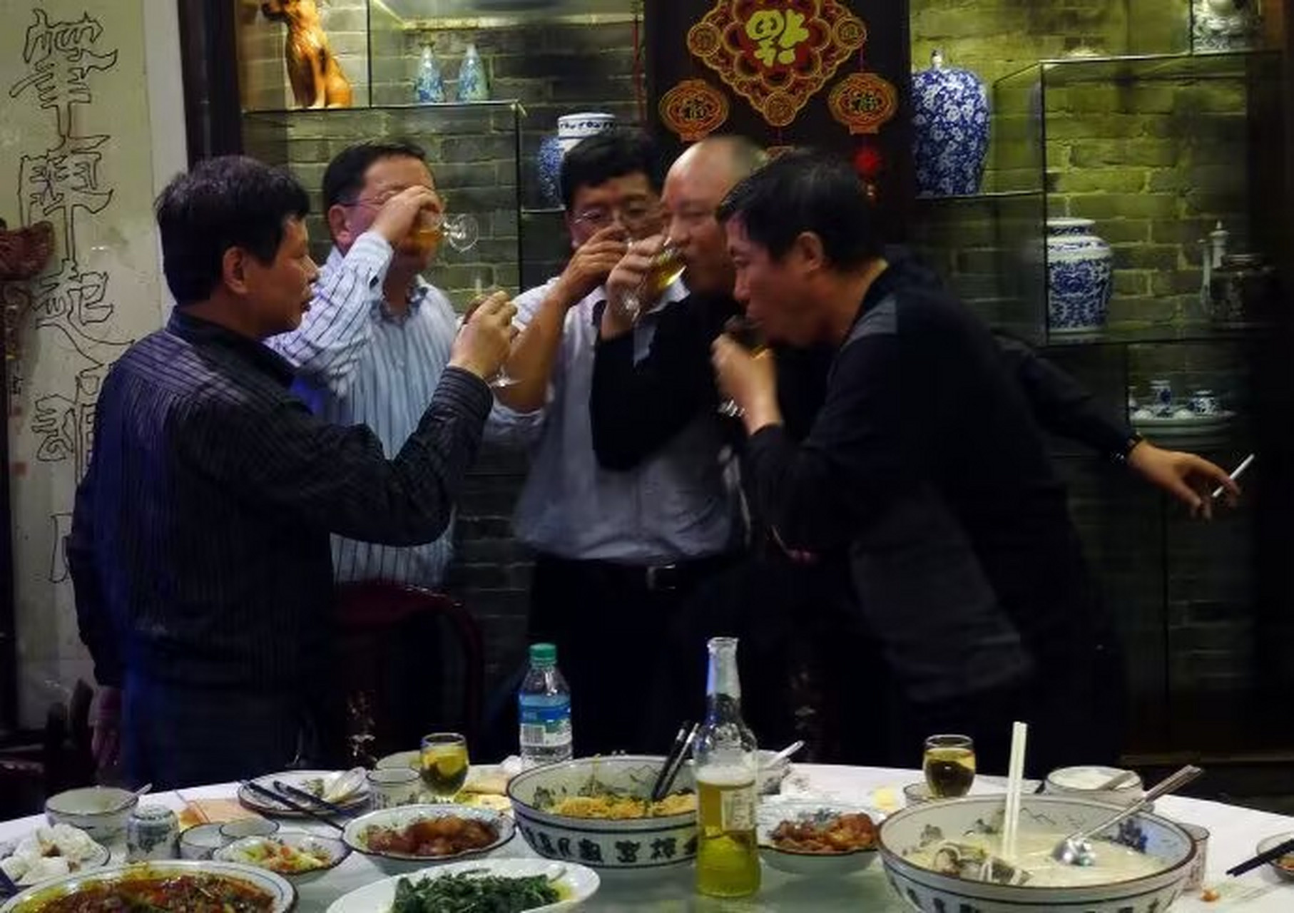 建议男人;陪领导一起喝酒的时候,一定要知道这些暗语的意思,早知道早