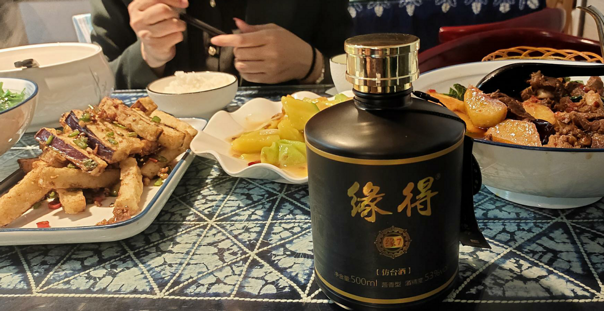 安徽农村请酒,一男子不随礼,还带走两瓶酒,主人家无可奈何