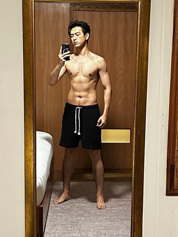 李现用三个月重回身材巅峰自信玩自拍大晒腹肌-度小视