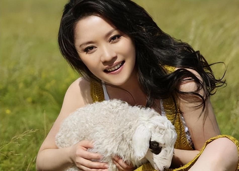 央视主播紫凝43岁单身生活质量高,生活节俭,贷款买车