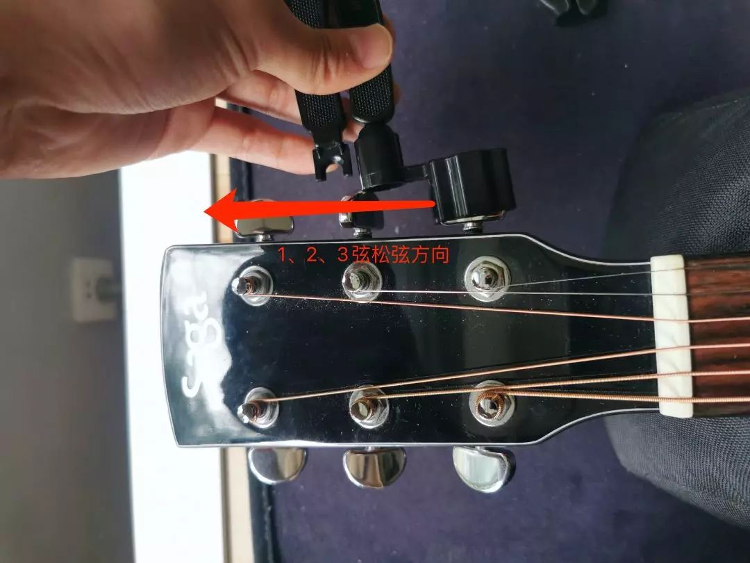 你知道如何正确地更换民谣吉他琴弦吗?学会这些自己动手不费劲!