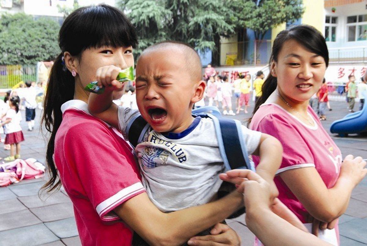 当孩子哭闹不愿意去幼儿园时,家长要明白什么该说,什么不该说
