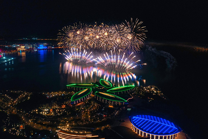 视频 2022新年首夜滴水湖烟花绚烂,临港新片区迎来第三个完整年