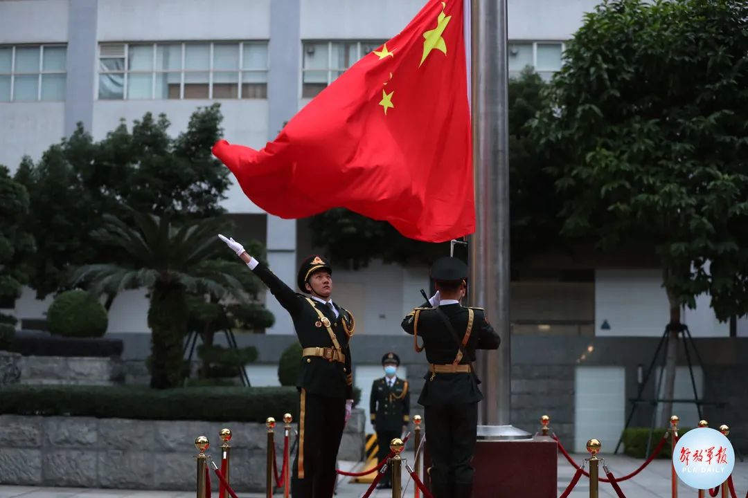 駐澳門部隊舉行升國旗儀式慶祝澳門迴歸祖國22週年