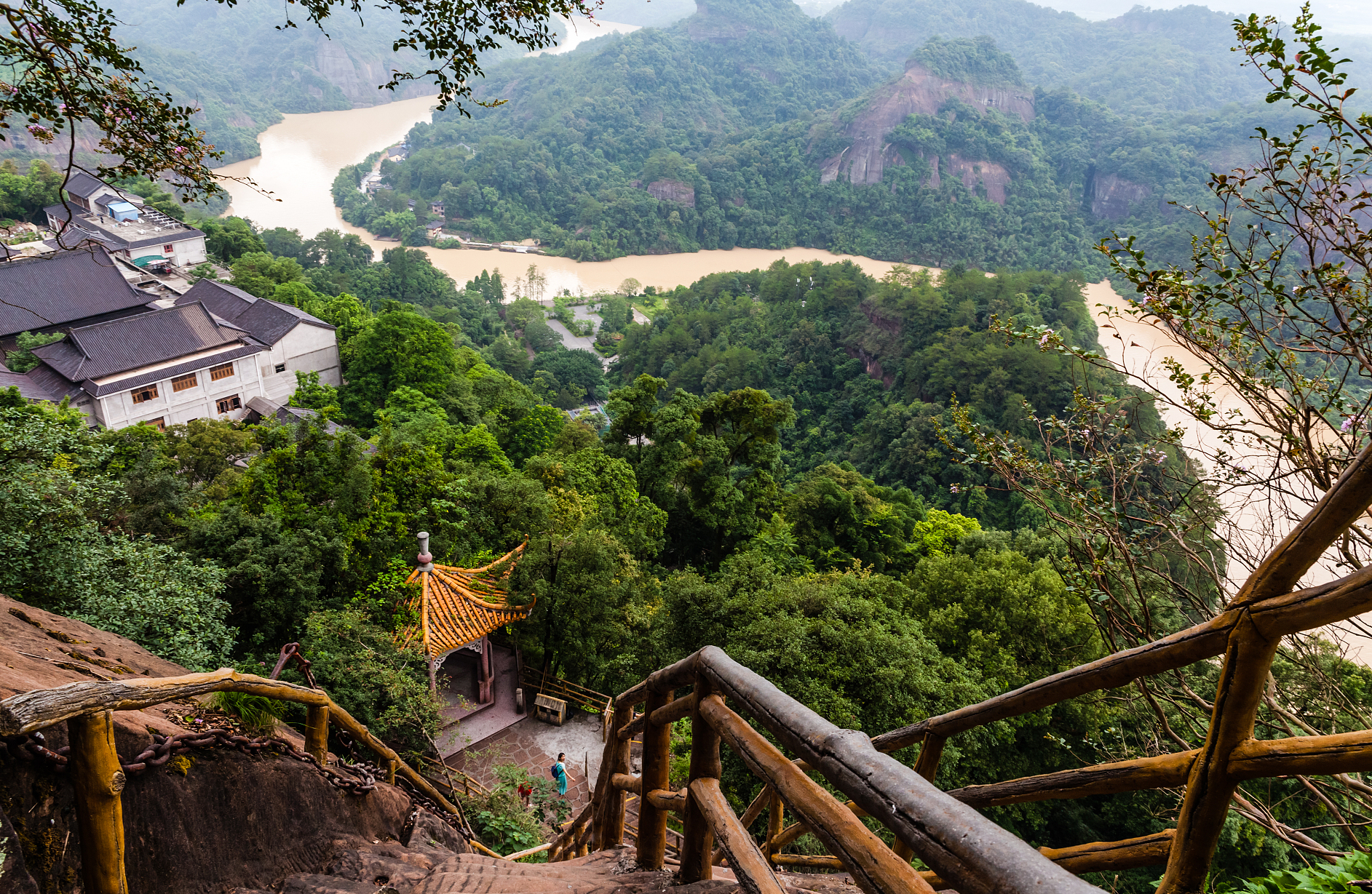 雁荡山的东大门景区,四季宜人,以悬崖叠嶂,奇峰怪石而闻名