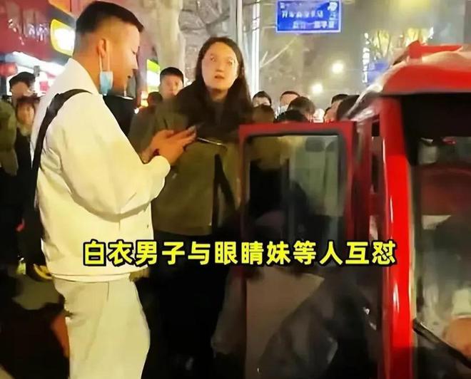 临沂精神小妹因60元车费,竟暴力殴打40岁妇女,直言:谁敢报警?