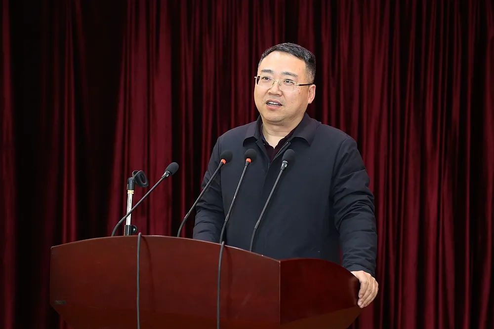 校领导沙国禅,翟明松出席大会.大会由高三年级组主任周长庆主持.