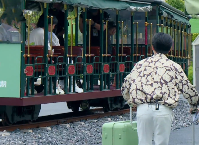 檀健次追火车流汗脱妆,用纸团擦干净露出素颜,这才是美男的长相