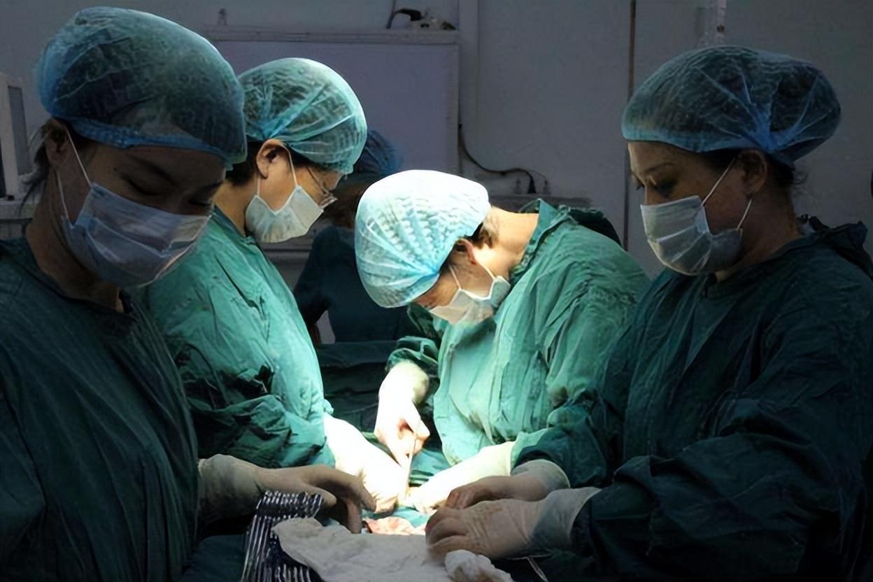 在那家三甲医院,王开炼又一次被确诊为"重复肾",开始住院接受治疗.