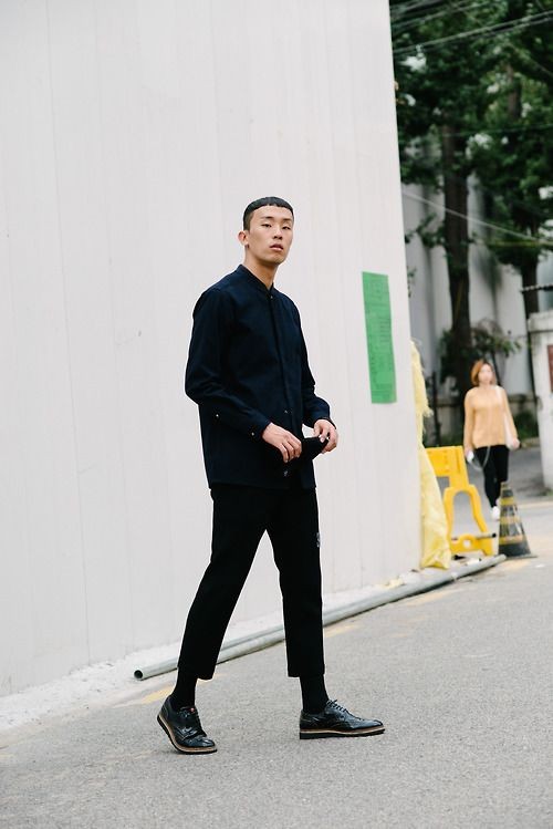 有一种潮流叫"黑衬衫 黑裤子",造型看似低调,但一般人穿不好