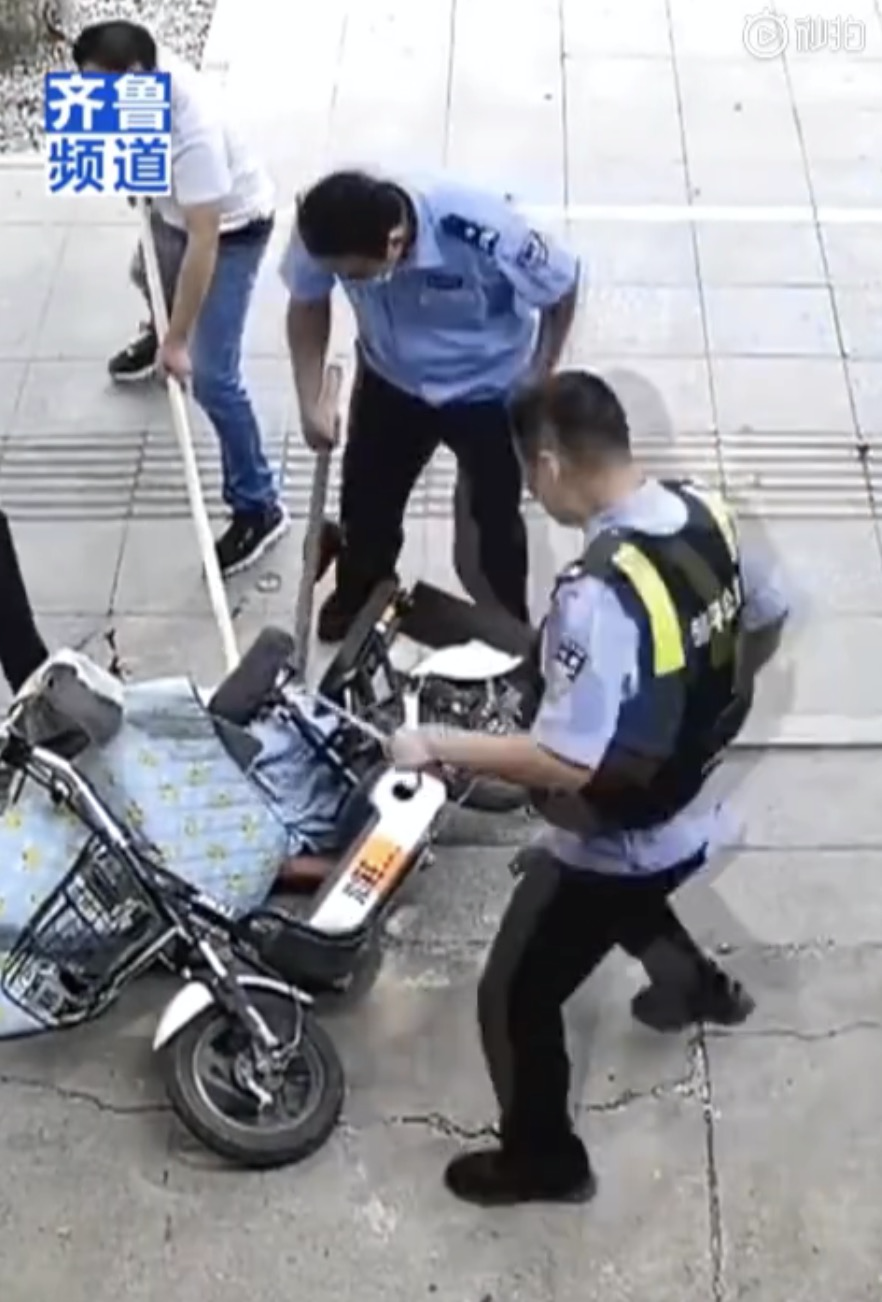 持刀行凶|山东制服街头持刀行凶者获评见义勇为，网友点赞：又勇敢又机智