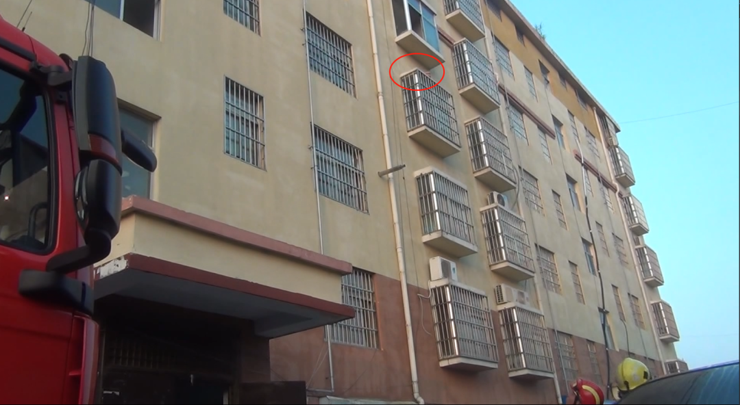 热点|真是醉了！男子酣睡4楼空调外机平台，吊在半空还在猛踹消防员