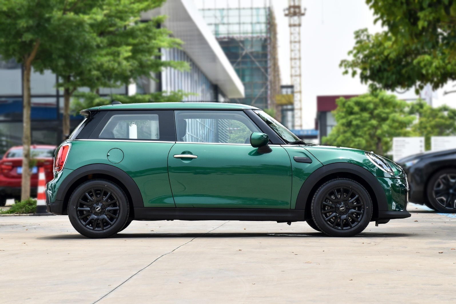 十几万的宝马mini真香!双门四座外观精致,油耗5.9l看啥五菱mini