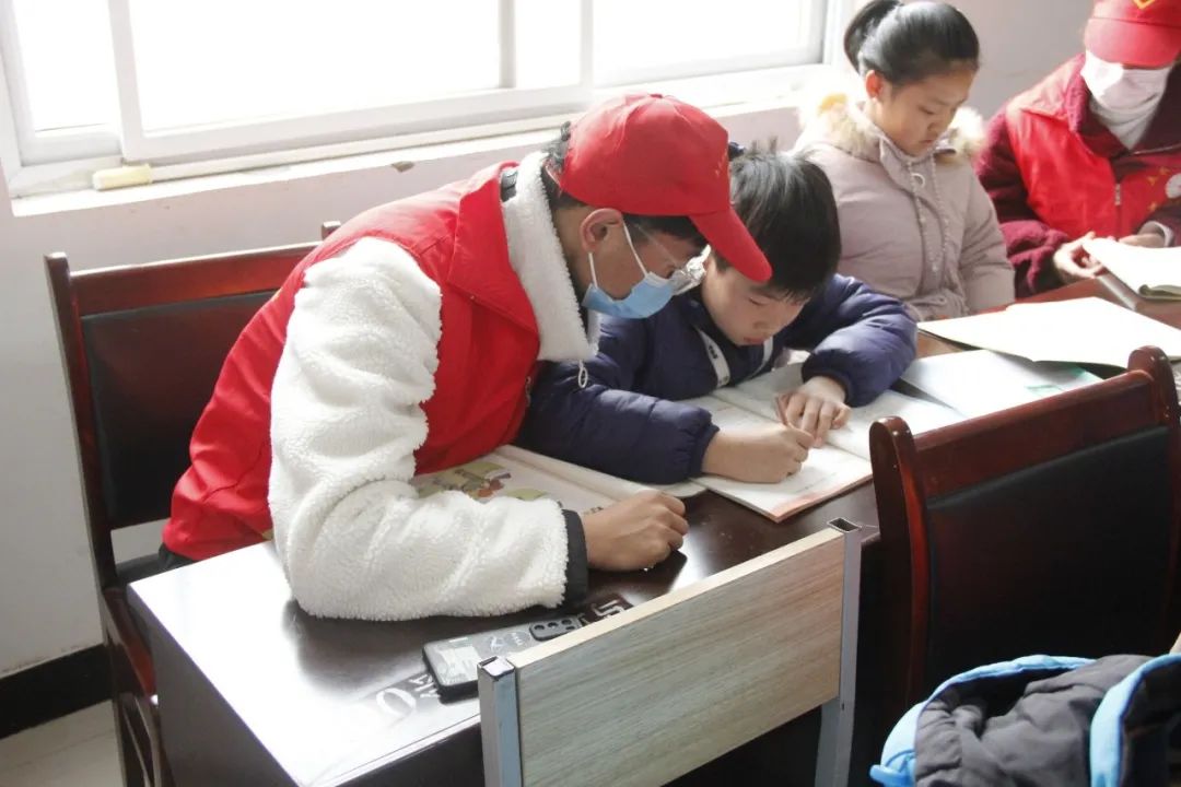 真心献给学子,洛阳市志愿者开展义务家教活动