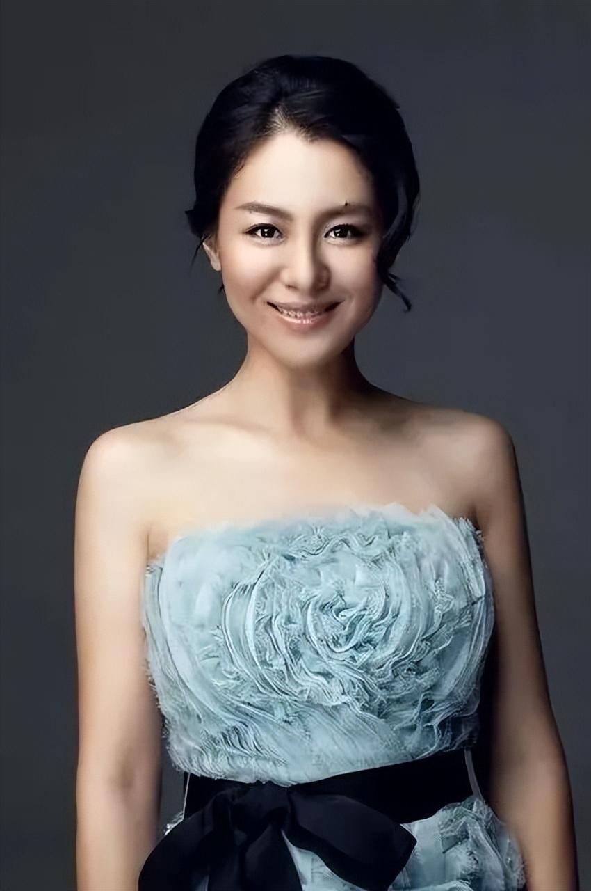 当年沈傲君与孙红雷刚拍完吻戏后她悄悄对导演说再拍一遍吻戏