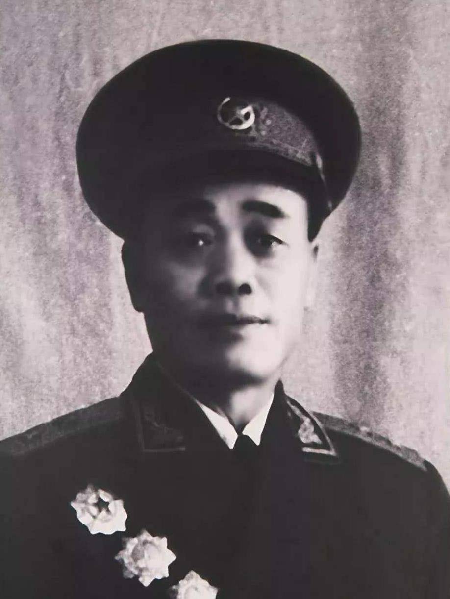 冼恒汉:曾任兰州军区政委,1977年却被免职,退休待遇每月200元