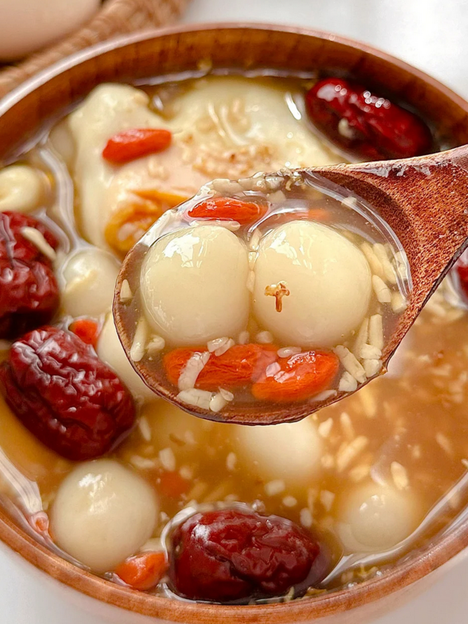 红糖酒酿圆子:冬日暖身,滋养气色  在寒冷的冬天,来一碗热腾腾的红糖