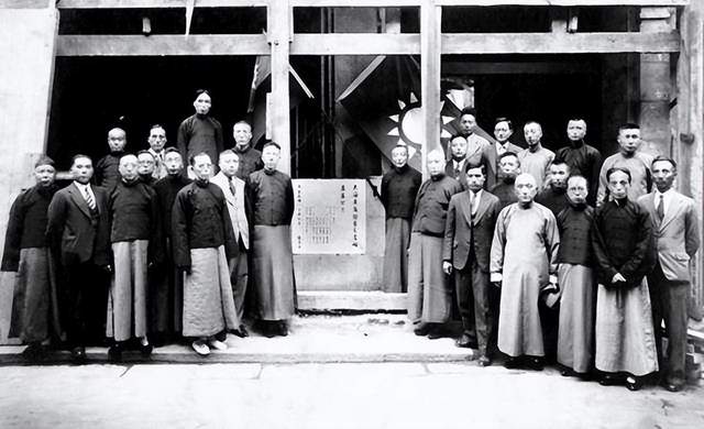 青帮历史悠久,势力庞大,仅次于洪门,但杜月笙加入青帮的时候,青帮已经