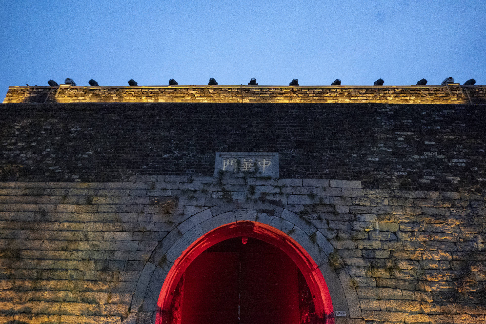 南京地标之一,中国现存最大城门,原名聚宝门,迄今600多年