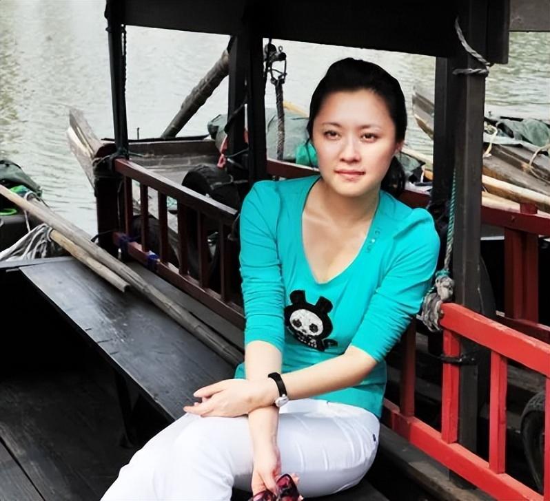 央视主播紫凝生活节俭贷款买车43岁单身生活质量高