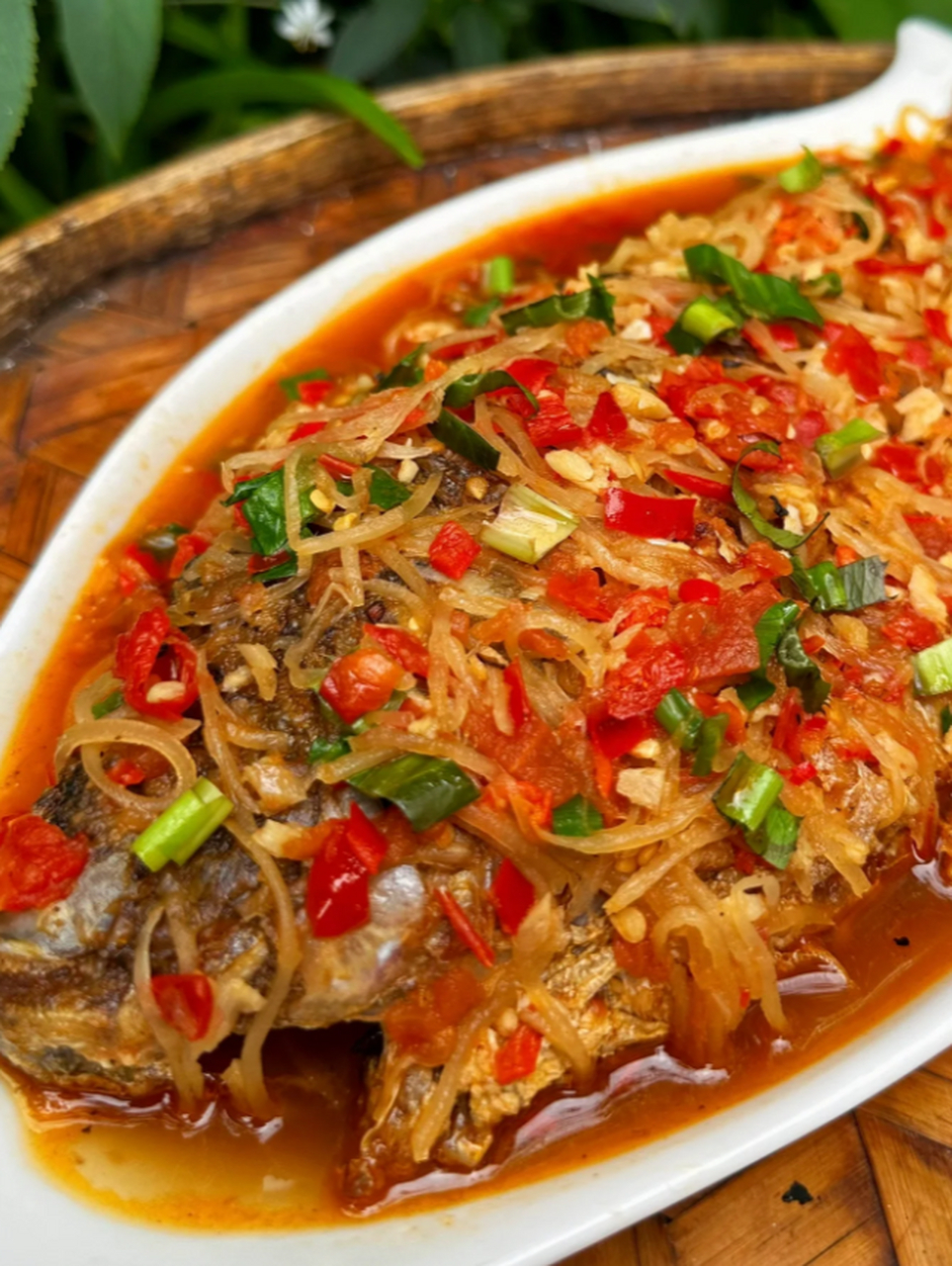 酸笋烩罗非鱼:酸辣开胃的美食盛宴  酸笋,真的是云南菜中的百搭神器