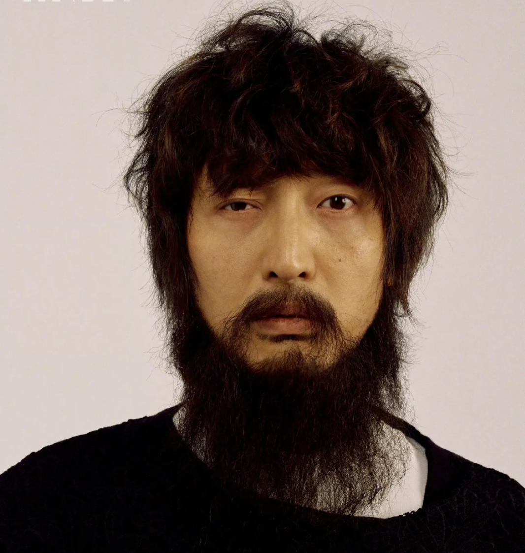 知名演员王传君胡子邋遢像流浪汉,满脸抑郁,惨不忍睹引发热议